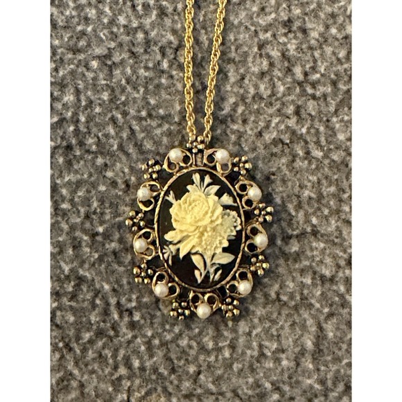 cameo Jewelry - Floral Faux Cameo Vintage Classic Retro Gold Tone Pearl Pendant #362